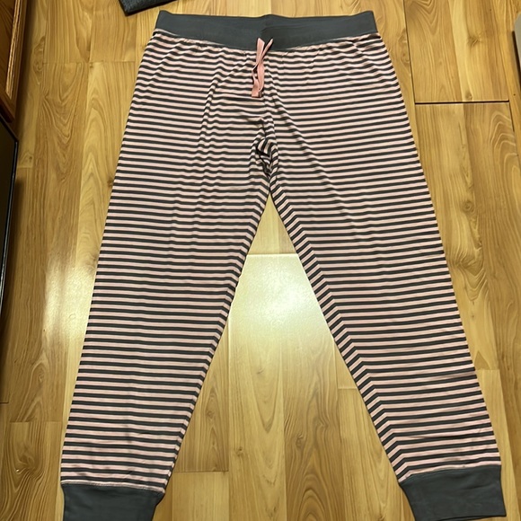 Laura Ashley pink/gray short sleeve soft cozy pj top and pj salvage brand bottom - Picture 4 of 7